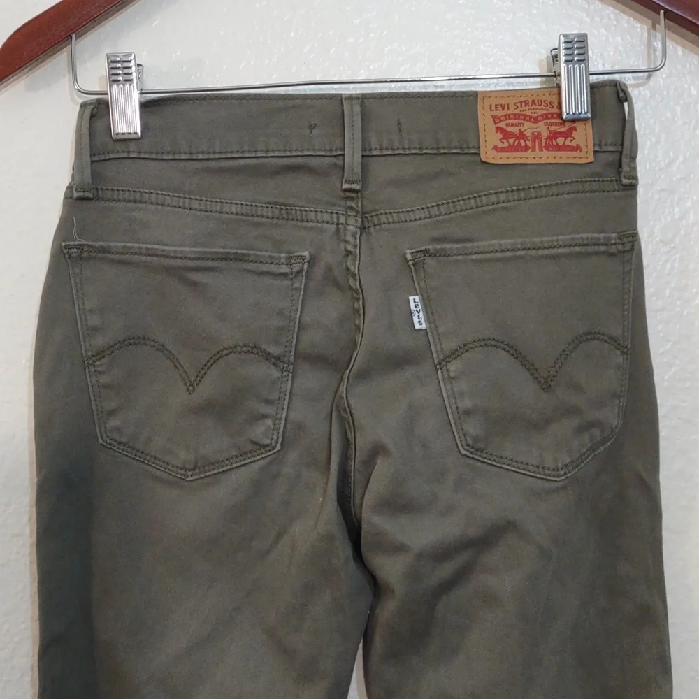 SLIGHTLY USED LEVIS COLOR OLIVE 710 SUPER SKINNY SIZE 25 AS SEEN IN PHOTOS - Picture 8 of 10